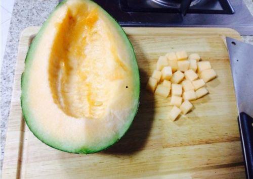 名媛吃哈密瓜视频,奢华生活瞬间曝光